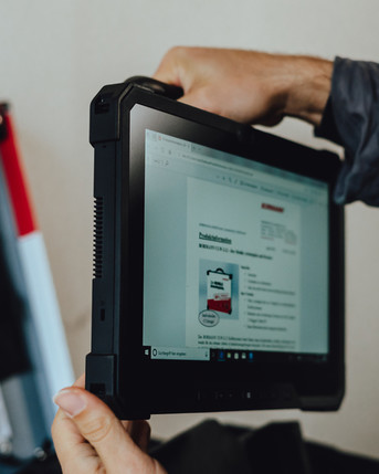 Tablet-PC mit einem Handgriff aus dem Koffer entnehmbar