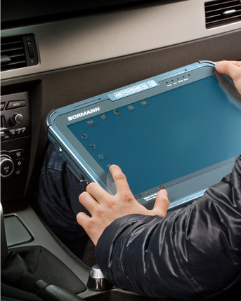 Sicher arbeiten während der Autofahrt